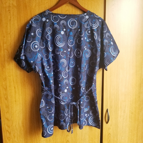 Scrub Tops Butterfly and Geometric Shapes 2XL - Picture 5 of 12